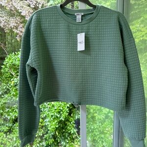 NWT Rue 21 Quilted Cropped Sweatshirt size Medium in soft green w/cinched hem.